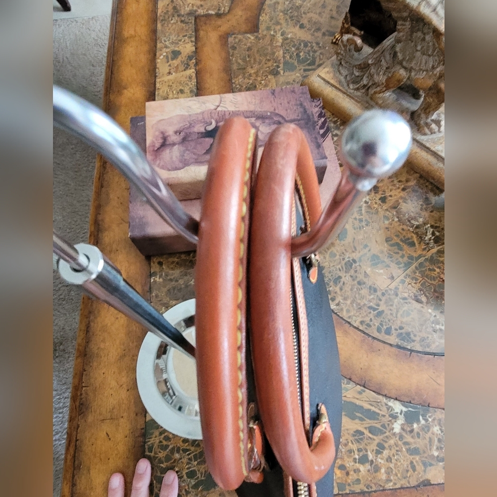 Dooney & Bourke vintage dome style bag. - Picture 7 of 13